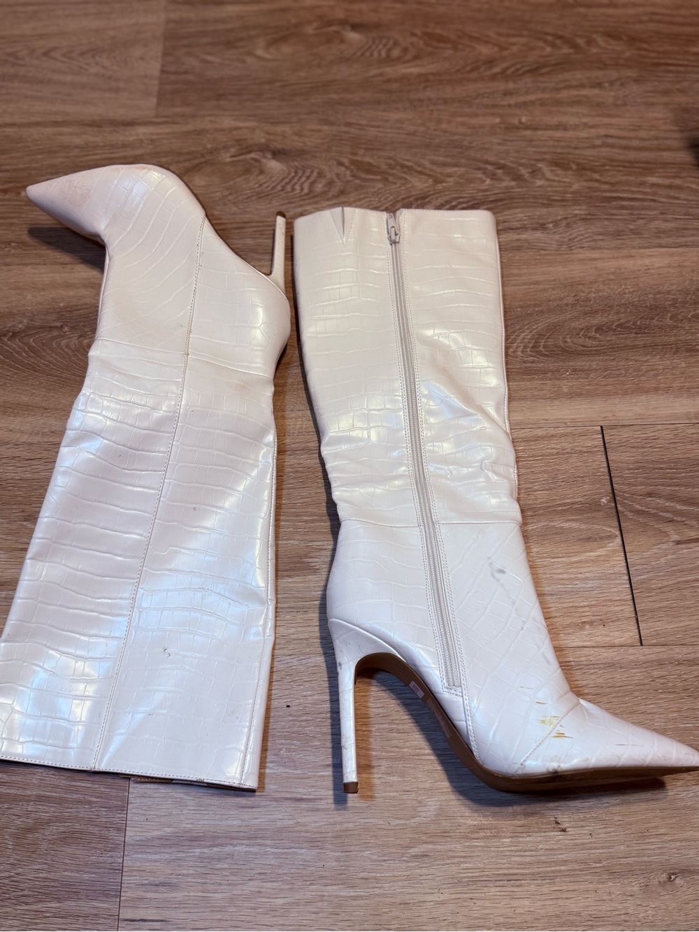 Guess White Croc-Embossed Pointed-Toe Knee Boots
